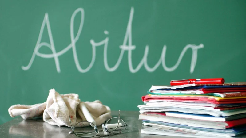 Im kommenden Jahr fehlen Abiturientinnen und Abiturienten an den Hochschulen und auf dem Ausbildungsmarkt. - © imago images/photothek