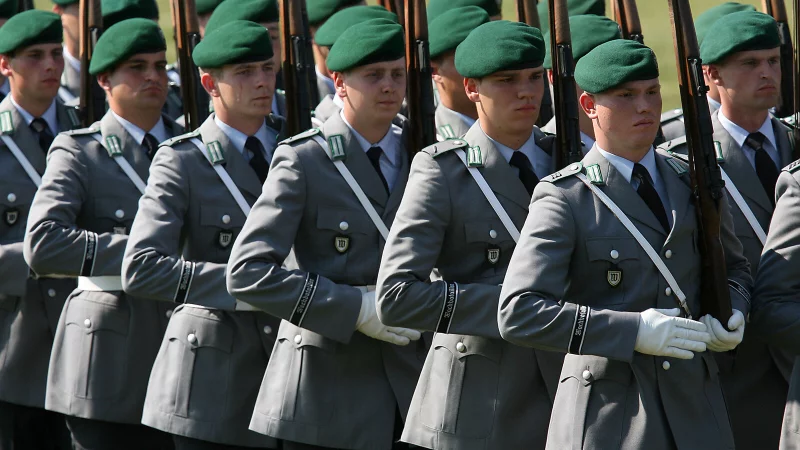 Bundeswehrsoldaten marschieren 2007 in Augustdorf zu einem feierlichen Gel&ouml;bnis auf. - &copy; dpa
