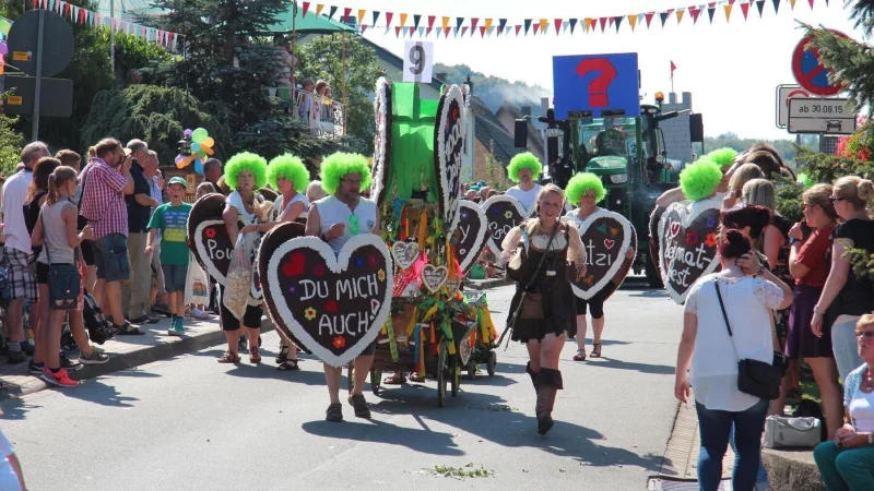 Beim Heimatfest wird es wieder einen gro&szlig;en Festumzug am Sonntag geben - so wie hier im Jahr 2015. - &copy; Archivfoto: Till Brand