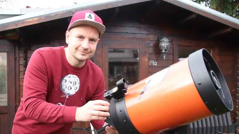 Mit "YouArePlanet" m&ouml;chte Rouven Bertling sich ein zweites Standbein aufbauen und zugleich Kindern das Weltall n&auml;her bringen. - &copy; Henrike Buschmann