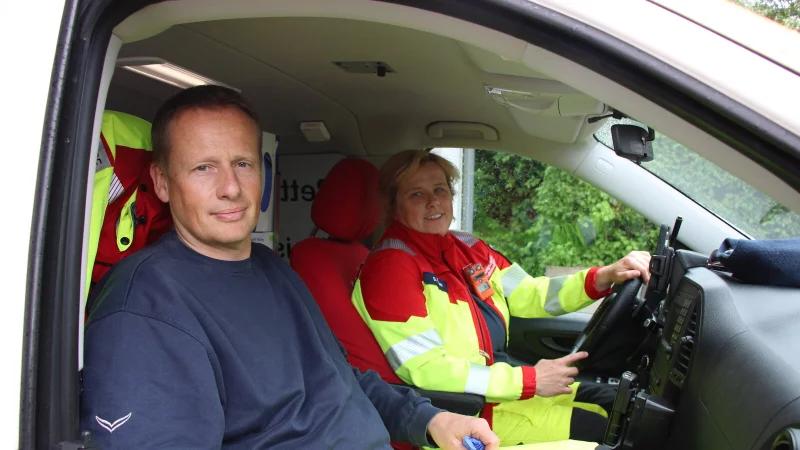 Steffie Borries, Wachleiterin der Notarzteinsatzfahrzeug-Wache am Klinikum in Detmold, sitzt am Steuer. Der diensthabende Notarzt an ihrer Seite: Dr. Markus Flentje, Chefarzt der Anästhesie am Klinikum Lippe. - © Janet König