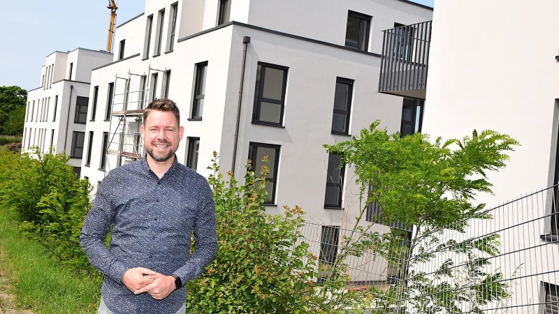 hilf auf-Gesch&auml;ftsf&uuml;hrer Gennadi Sawadsky vor dem Geb&auml;udekomplex an der Holter Stra&szlig;e. Zwei weitere H&auml;user f&uuml;r betreutes Wohnen sollen hier entstehen. Foto: Karin Prignitz - &copy; Karin Prignitz