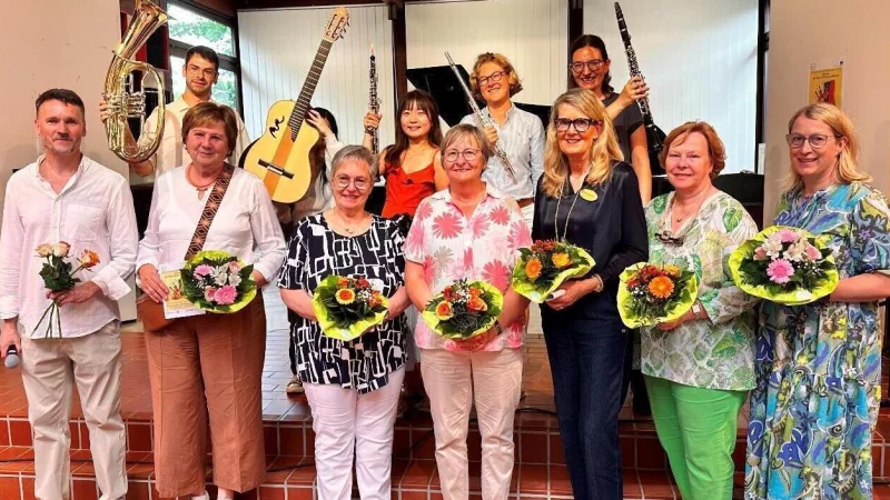 Aktive und Sponsoren: Musikschulleiter Florian Altenhein (vorne, von links) mit Ingrid Bobenhausen, Sibylle Noack und Gabriele Johnson ("Frauen für Lemgo") sowie Ina Schröder, Eva Alvermann und Stefanie Drücker (Inner-Wheel-Club Bad Salzuflen-Lemgo), Manuel Konnerth (Tenorhorn, hinten, von links), Joleen Brokmeier (verdeckt von der Gitarre), Amy Yang-Konnerth (Oboe), Anne-Christin Franke (Querflöte) und Sabrina Garlik (Klarinette). - © Musikschule Lemgo