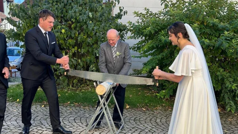 Traditionell zers&auml;gen Petrina und James Collier nach ihrer kirchlichen Hochzeit in Schwalenberg einen Baumstamm. - &copy; Bildrechte: Jams Collier