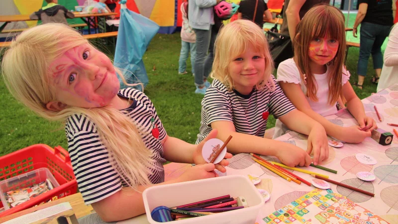 Ava (von links), Ella und Louisa basteln unter dem bunten Zeltdach. - © Nadine Uphoff