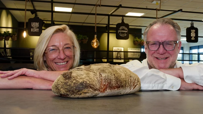 Simone B&ouml;hne und Karsten Kr&uuml;ger geben es zu: Wir lieben Brot. Speziell unsere Nummer eins. - &copy; Andreas Sundermeier