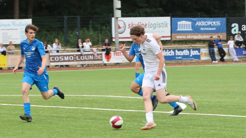 Anton Franke, Angreifer der A-Junioren des Post-TSV Detmold, ist nicht zu stoppen. - © Sebastian Lucas