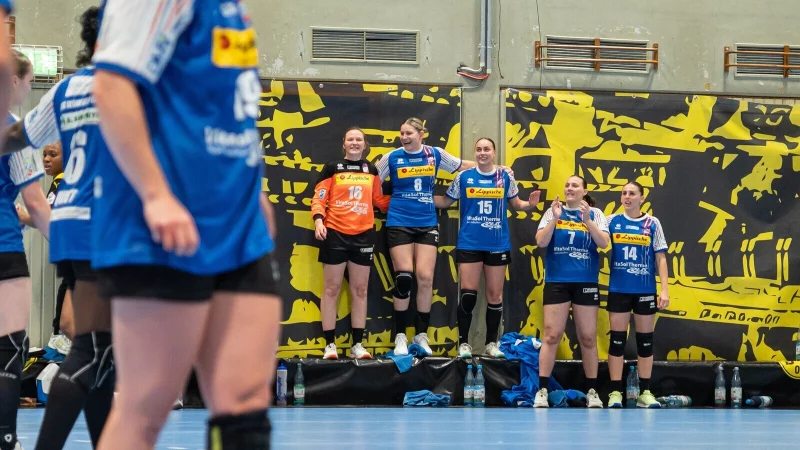 Melanie Veith (von links), Lisa Frey, Carolin Jaron, Díana Dögg Magnúsdóttir und Ona Vegue starten auf der Bank schon vor dem Schlusspfiff die Party. - © Timon Peters