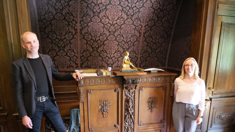 Nach 80 Jahren aus dem Dornr&ouml;schenschlaf wachgek&uuml;sst: Kuratorin Lisa-Marie Bergann und Dr. Christian Steinmeier stellen "unsichtbare" Instrument in der Schlossbibliothek vor. - &copy; Thomas Kr&uuml;gler