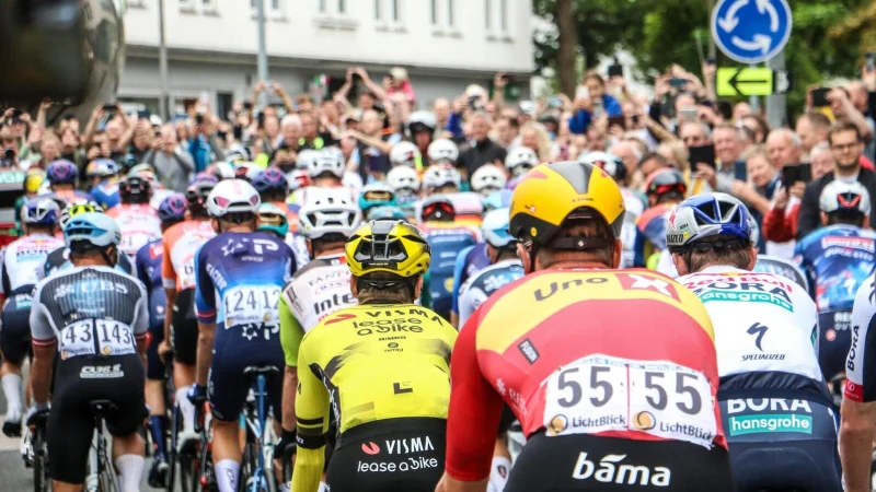 Das Fahrerfeld verl&auml;sst Herford: Ges&auml;umt von zahlreichen Zuschauenden startete am Freitagmittag die zweite Etappe der Lidl Deutschland Tour, die zum Zielort Arnsberg f&uuml;hrte. - &copy; Daniel Salmon