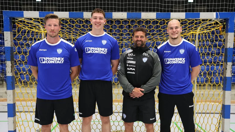 Lemgos Trainer Florian Kehrmann (Zweiter von rechts) begrüßt die Neuzugänge (von links) Adam Nyfjäll, Joel Willecke und Jan Mudrow.? - © Paul Cohen