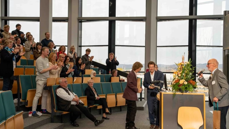 Standing Ovations beim TKW-Symposium: Teilnehmende w&uuml;rdigen Professor Dr. Utz Tannert mit langanhaltendem Applaus. - &copy; Bianca Wiechers