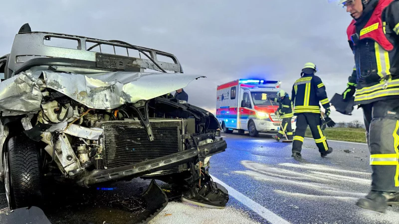 Der VW Golf steht demoliert auf der Bundesstra&szlig;e 1. Feuerwehr und DRK sind im Einsatz. - &copy; Ulrich Behmann
