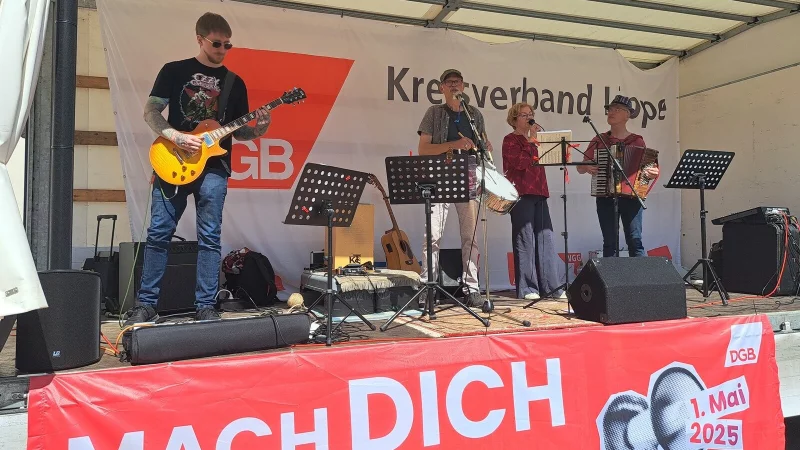 Die Musikgruppe "Roter Faden" bringt Stimmung auf den Marktplatz. - &copy; Carolin Brokmann-F&ouml;rster