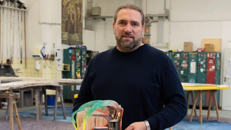 Der kommissarische Technische Leiter am Landestheater Detmold, Timo Oberkrome, mit einem B&uuml;hnenbild-Modell zur Oper "Das schlaue F&uuml;chslein". - &copy; Raphael Bartling