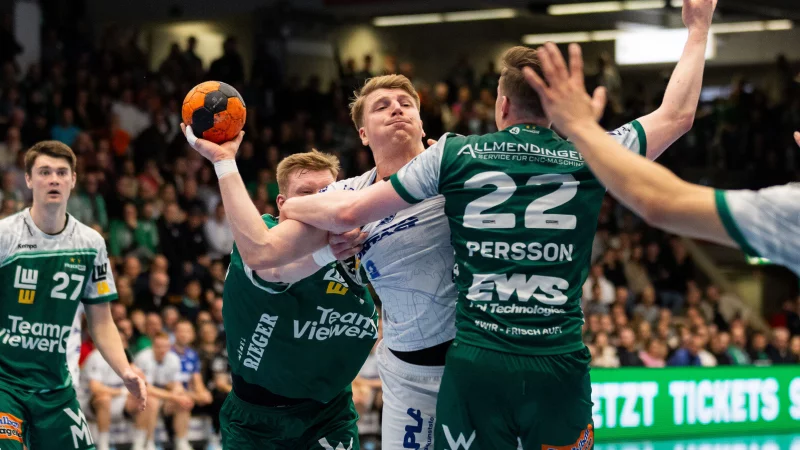 Lukas Hutecek hängt in der Göppinger Abwehr fest. - © Eibner-Pressefoto/Oliver Schmidt