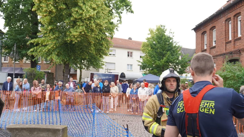 Feuerwehrleute haben beim Pflasterlauf in Schlangen in voller Montur mitgemacht. - &copy; Gemeinde Schlangen
