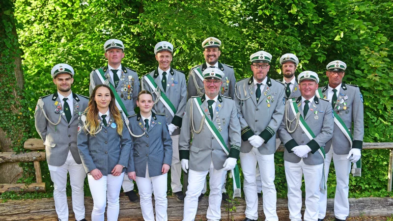 Die Beförderten Tino Dittrich (Oberleutnant, von links), Jannina Rohde (Offiziersanwärterin), Andreas Koch (Hauptmann), Jessica Beckmann (Offiziersanwärterin), Marko Westermann (Fahne, Leutnant), Thorben Kotzenberg (Fahne, Leutnant), Frederick Mönks (Hauptmann), Thorsten Wiehe (Hauptmann), Stephan Franzke (Leutnant), Jakob Schröder (Fahne, Leutnant) und Daniel Schröder-Prax (Fahne, Leutnant). - © Nicole Ellerbrake