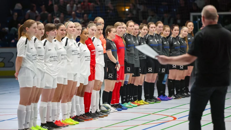 Bei der Siegerehrung der Frauen im Januar 2025 stellten sich der TuS Eichholz-Remmighausen (vorne) und der TuS Asemissen auf. Andreas Schlingmann moderierte alle Spiele. - &copy; Paul Cohen