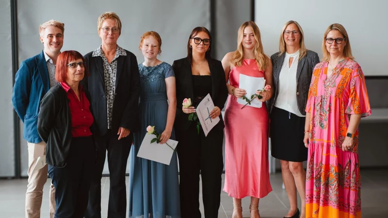 Fachabitur am Lüttfeld-Berurfskolleg: (von links) Die Klassenleitungen Mario Schmiedebach und Michaela Stock, Schulleiterin Andrea Brasch, die Klassenbesten der Fachoberschule Marilen Bitz, Leni Carlotta Tumbul und Teresa Dröge, die Klassenlehrerin Katja Scheibe und die Bildungsgangleiterin Stefanie Barkey. - © Lüttfeld-Berufskolleg