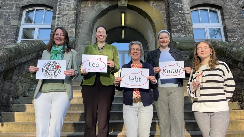 Stellen den neuen Schwerpunkt vor: (von links) Pressebeauftragte Christiane Erhardt, Schulleiterin Dr. Alexandra Nolte, Lehrerin Alexandra Wiemann, Schulpflegschaftsvorsitzende Franziska Louis und Sch&uuml;lervertreterin Theresa Diekmann. - &copy; Jana Beckmann
