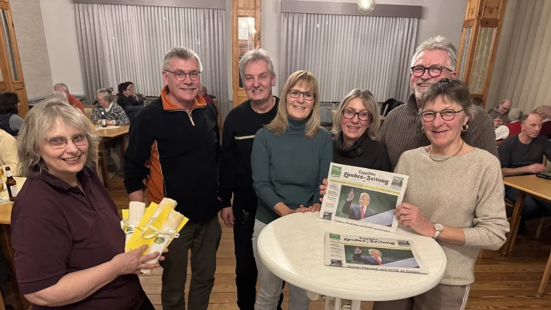 Gastgeberin Eleonore Hoffmann gratuliert der Gruppe "Sechs ?" um Ulrich Altrogge, Rolf und Eva Pl&ouml;ger, Monika und Eckhard Kabelitz sowie Dorothee Orzelski (von links) zum Sieg. - &copy; Sandra Castrup