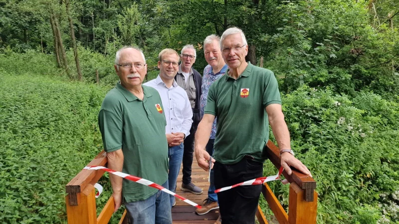 Rainer Pohl (von links), Borris Ortmeier, Werner Linneweber, Willi Düwel und Manfred Korf weihen die neue Brücke im Wald bei Alverdissen offiziell ein. - © Nadine Uphoff