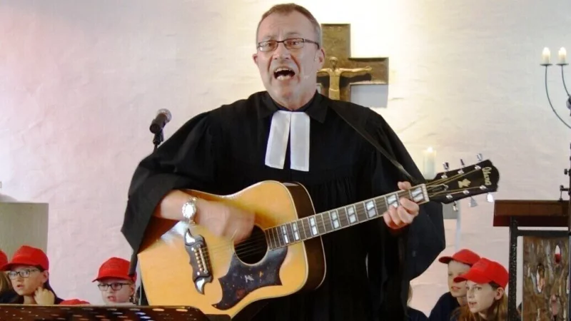 Für Pfarrer Holger Tielbürger hat die Musik im Glauben stets eine große Rolle gespielt. - © Evangelisch-lutherische Gemeinde