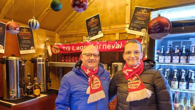 Javier und Nicole Iglesias schenken f&uuml;r die Karnevalabteilung der TG Lag Gl&uuml;hwein auf dem Weihnachtsmarkt aus. - &copy; Vasco Stemmer