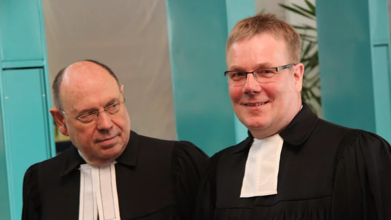 Auch der seinerzeitige Ratsvorsitzende der EKD, Nikolaus Schneider (links), war 2014 zur Amteinsf&uuml;hrung von Dietmar Arends nach Lemgo gekommen. - &copy; Archivbild: Martin Hostert