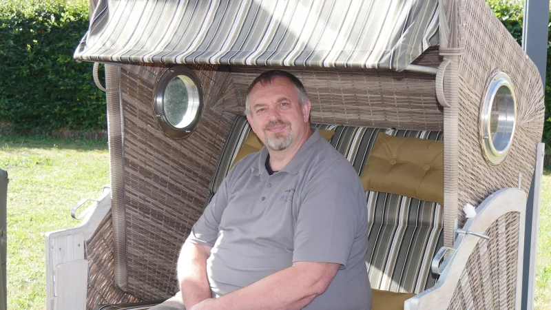 Dr. Ralf Köster möchte Bürgermeister von Schlangen werden. Als Lieblingsplatz hat er sich seine heimische Terrasse ausgesucht. - © Jost Wolf