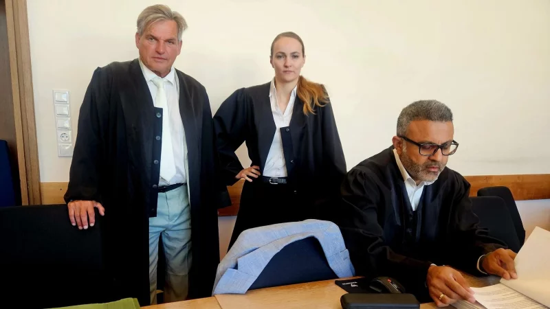 Verteidiger Manfred Masuhr (von links), Verteidigerin Laura Kipshagen und Verteidiger Bahattin Koyun vertreten die angeklagte Ex-Kanzlei-Mitarbeiterin (nicht im Bid). Alle drei plädieren auf Freispruch. Nach neun Monaten Beweisaufnahme kommt es endlich zum Urteil. - © Janet König