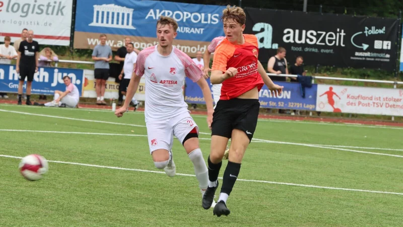 Emil Freitag vom Post-TSV Detmold II spielt den Ball vor Augustdorfs Chris Gray David zurück. - © Sebastian Lucas