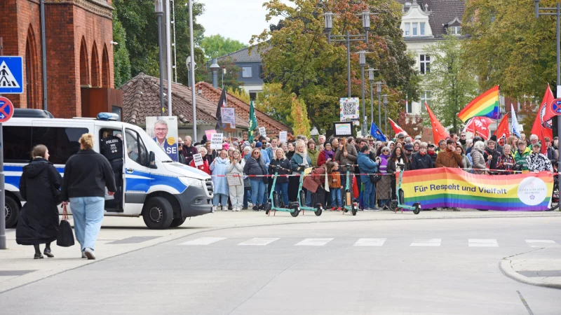 Etwa 300 Gegendemonstranten hat die Polizei auf dem Bahnhofsvorplatz gez&auml;hlt. Das Motto: Kein brauner Aufmarsch unter dem Hermann". - &copy; Nicole Ellerbrake