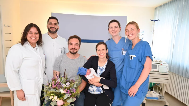 Luca Emanuel mit Mutter Saskia und Vater Tim – Ärztin Aylin Yalcin, Oberarzt Ali Alhamwi, Hebamme Sina Wittenbrink und Pflegerin Amelie Paulfeuerborn (v.l.) gratulieren.
??Foto: VBS - © rw-system