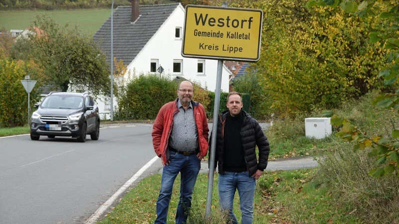 Hier gehts rein: Axel B&uuml;nger (links) und Fabian Grundmann in Westorf. - &copy; Axel B&uuml;rger