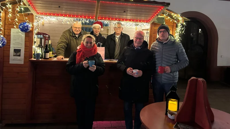 Der Gl&uuml;hweinstand vor dem Rathaus hat sich in diesem Jahr als echter Publikumsmagnet erwiesen - &copy; Reinhard Geerlings