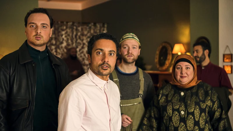 Nuri Yildiz (v. l.), Omar El-Saeidi, Vincent Redetzki, Meltem Kaptan und Mohamed Achour in einer Szene aus der neuen Serie "Habibi Baba Boom". - &copy; Bernd Spauke/The Walt Disney Company