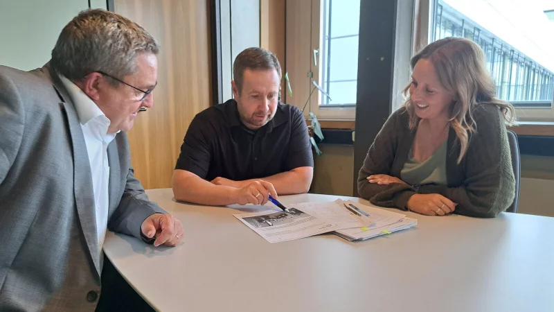 Landrat Dr. Axel Lehmann (von links), Björn Schröder, Leiter der Ausländerbehörde, und Jessica Keitel vom Kommunalen Integrationsmanagement sehen in einem Welcome-Center viele Vorteile. - © Carolin Brokmann-Förster