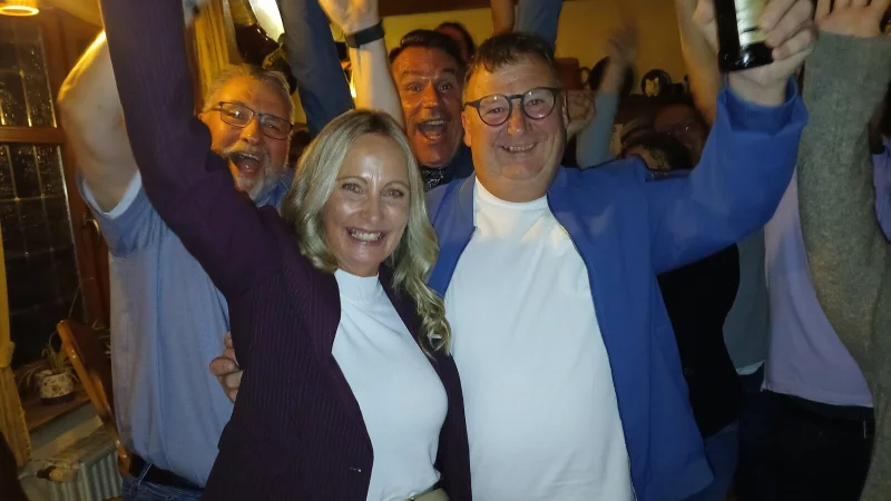 Ulla Berhorst-Sch&auml;fers, ihr Mann Heinrich Sch&auml;fers sowie viele Unterst&uuml;tzer freuen sich &uuml;ber das unerwartete Ergebnis der SPD in Bad W&uuml;nnenberg. - &copy; Johannes B&uuml;ttner