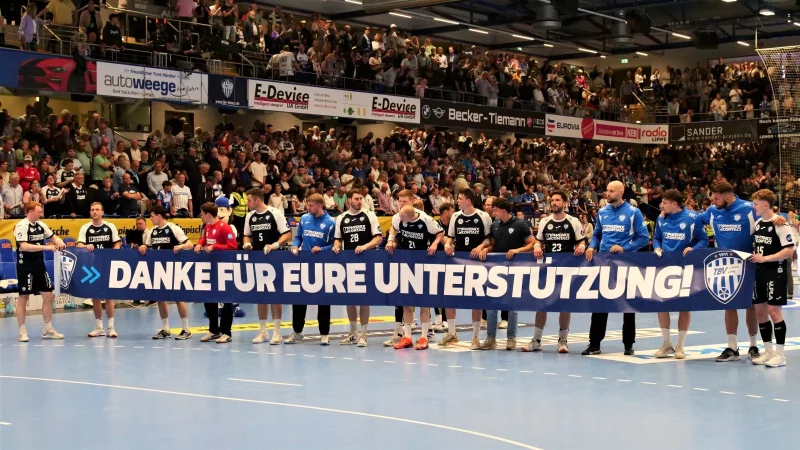 Den häufig ausgesprochenen Dank für die tolle Zuschauerunterstützung brachten die TBV-Spieler nach dem Göppingen-Spiel auch in schriftlicher Form zum Ausdruck. - © Jörg Hagemann