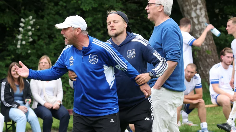 Der Nervenkrieg ist beendet. Bei Kirchheides Trainer Carsten Schulze (links) und Obmann Gerry Zachert (rechts) dürfte sich der Blutdruck wieder in gesunden Bereichen einpendeln. - © Paul Cohen