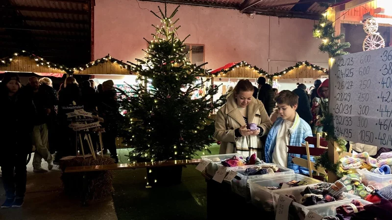 Der Basar im Gr&uuml;nauer Weihnachtsdorf stimmte die Anwesenden auf die Adventszeit ein. - &copy; Luca-Marie Dr&ouml;ge