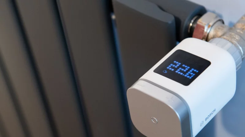 Statt st&auml;ndigem Hoch- und Runterdrehen: Wer die Heizung konstant auf niedriger oder mittlerer Stufe einstellt, kommt energiesparender durch den Winter. - &copy; Franziska Gabbert/dpa-tmn