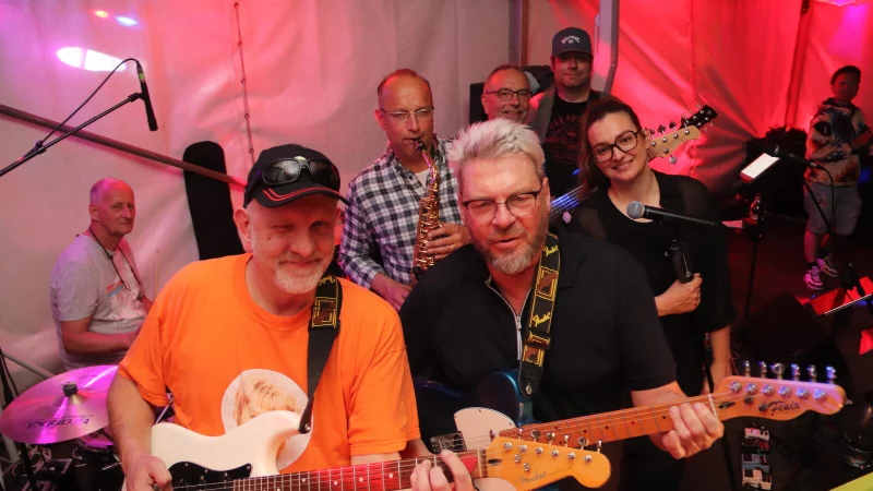 Kleiner Spa&szlig; am Rande: Leadgitarrist Sascha (links) wollte Peter Heepmann ein paar Griffe beibringen. Doch der winkte nur ab. Ich habe mich schon mit Blockfl&ouml;te schwergetan, verriet er. Foto: SPD - &copy; SPD