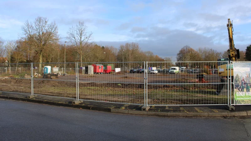 Ein Gro&szlig;teil des Parkplatzes am Werreanger ist wegen der Bauarbeiten aktuell gesperrt. - &copy; Lorraine Brinkmann