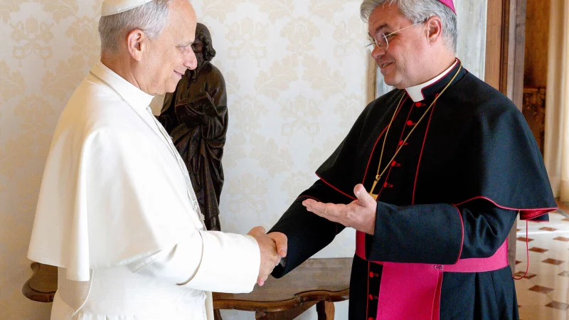 Audienz in Rom: Papst Leo XIV. (l.) empf&auml;ngt Udo Markus Bentz, Erzbischof von Paderborn im Vatikan. - &copy; Vatican Media/Romano Siciliani/K