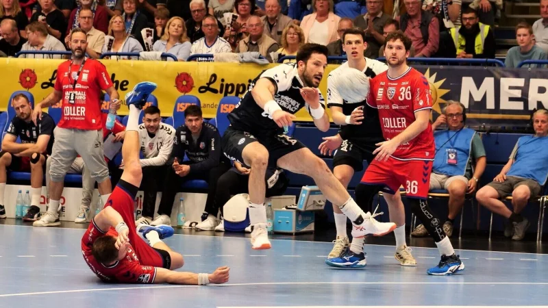 Der eingesprungene Suton: Lemgos Kapit&auml;n Tim Suton h&uuml;pft f&ouml;rmlich durch die Bietigheimer Deckung. - &copy; J&ouml;rg Hagemann