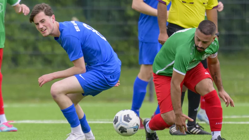 Spannende Zweikämpfe: In dieser Szene duelliert sich der Jerxer Bent Doyen (links) mit seinem Blomberger Gegenspieler Isik Fahri, der ein starkes Spiel ablieferte. - © Egon Penner