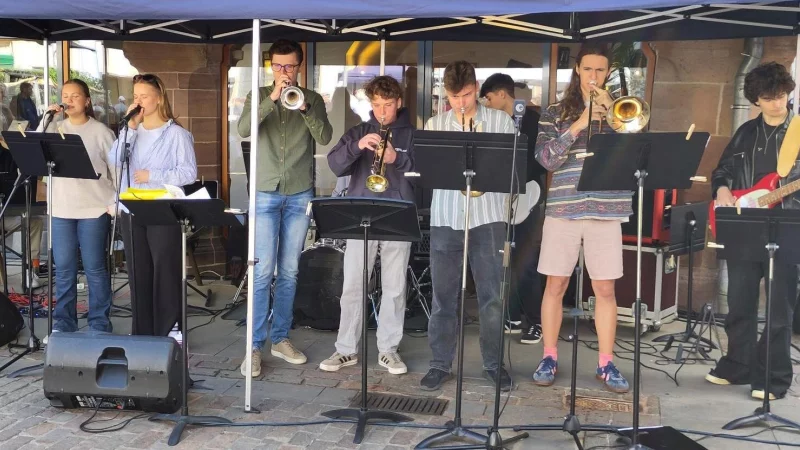 Die Jazz-Pop-Band beim Hansefrühstück im Mai auf dem Marktplatz. - © Burkhard Pohl